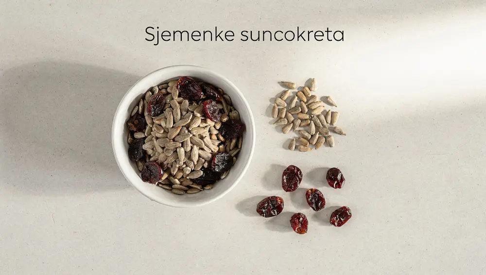 Sjemenke suncokreta i suhe brusnice